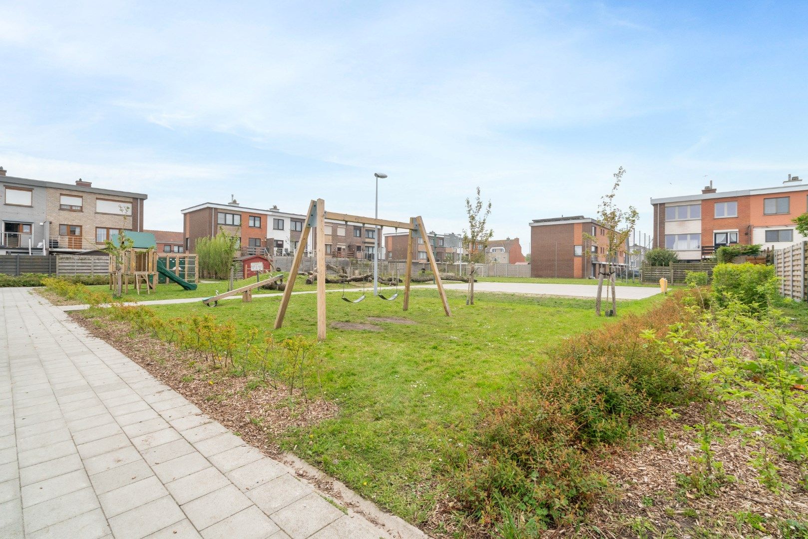 Opgefriste rijwoning met 5 slaapkamers, garage en tuin in rustige en kindvriendelijke omgeving! foto 18