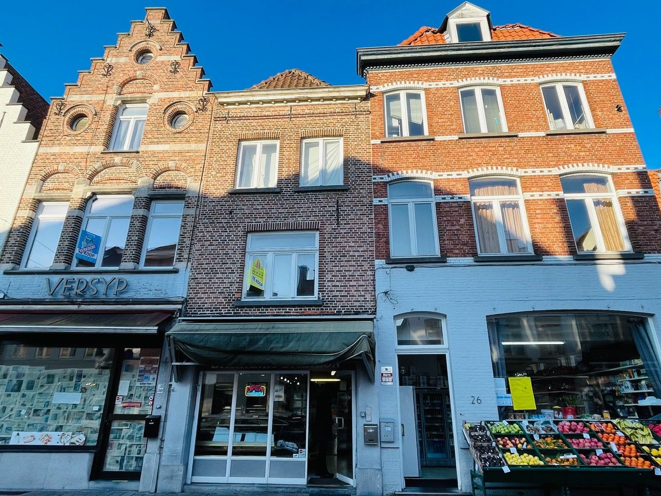 Brugge centrum  Smedenstraat  Ruim handelspand met woonst . Mooie huuropbrengst , verhuurd aan 2.200 euro per maand  6 % NETTO OPBRENGST foto {{pictureIndex}}