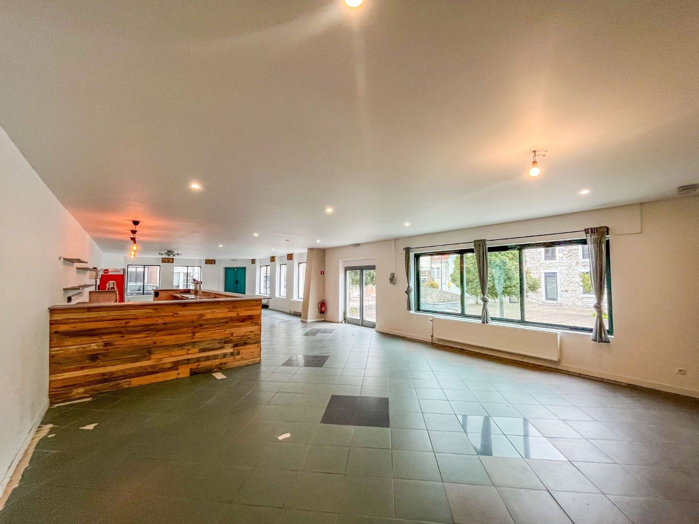 Een recent integraal gerenoveerd, welgelegen gebouw foto 3