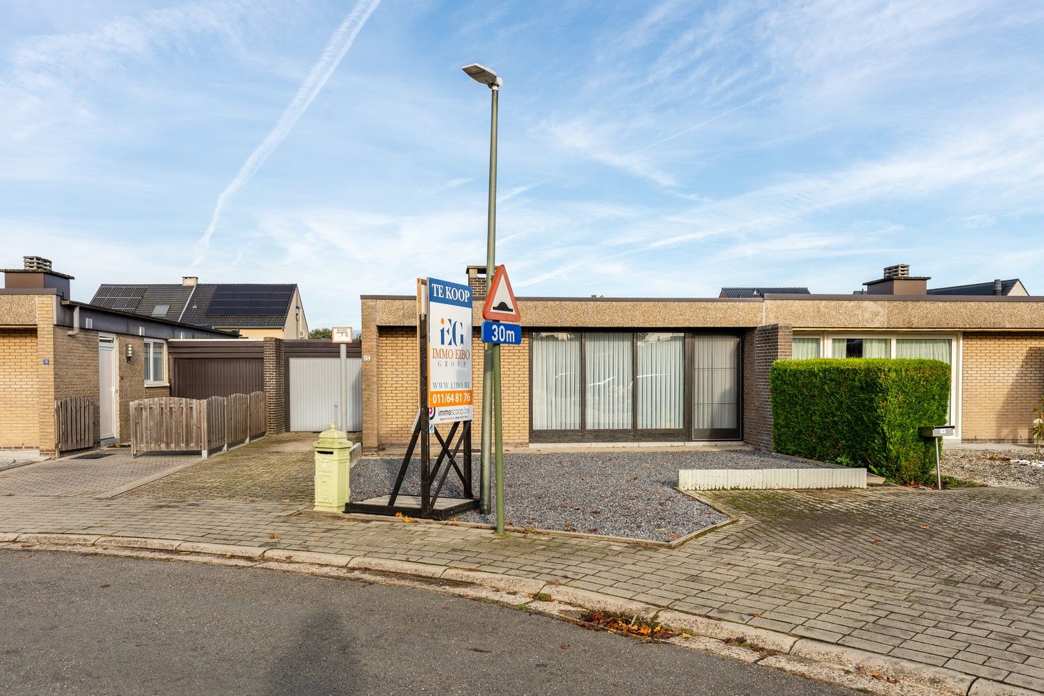 Half-vrijstaande bungalow met drie slaapkamers, instapklaar. foto 1