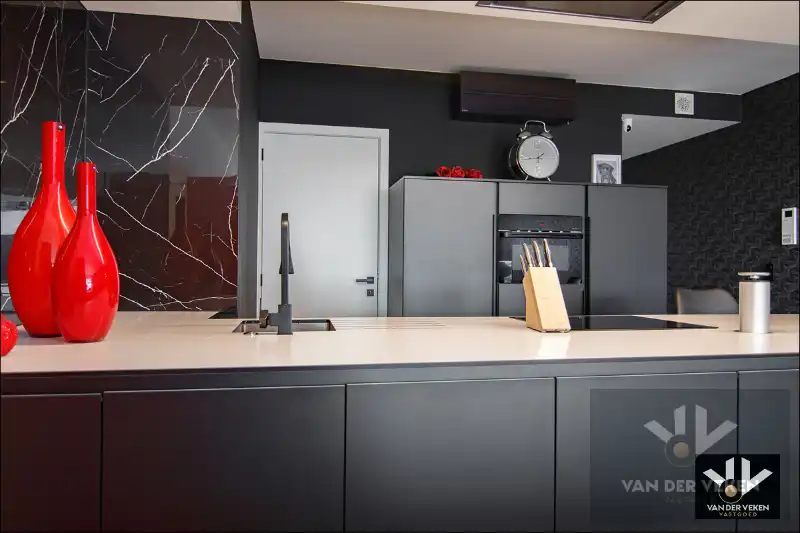 Knap afgewerkt 2 slpk appartement met zicht op het water foto 6