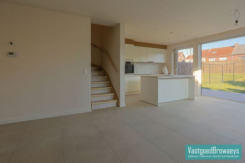 HOB met garage en zonrijke tuin nabij tal van verbindingswegen foto 8