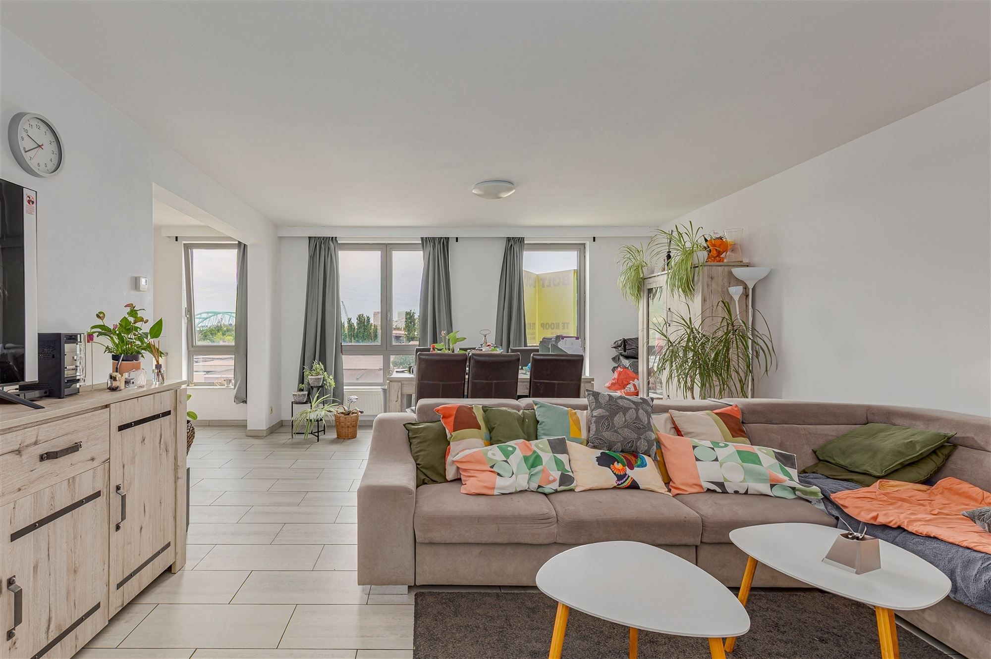 Lichtrijk appartement met 2 slaapkamers + terras te koop in Merksem foto {{pictureIndex}}