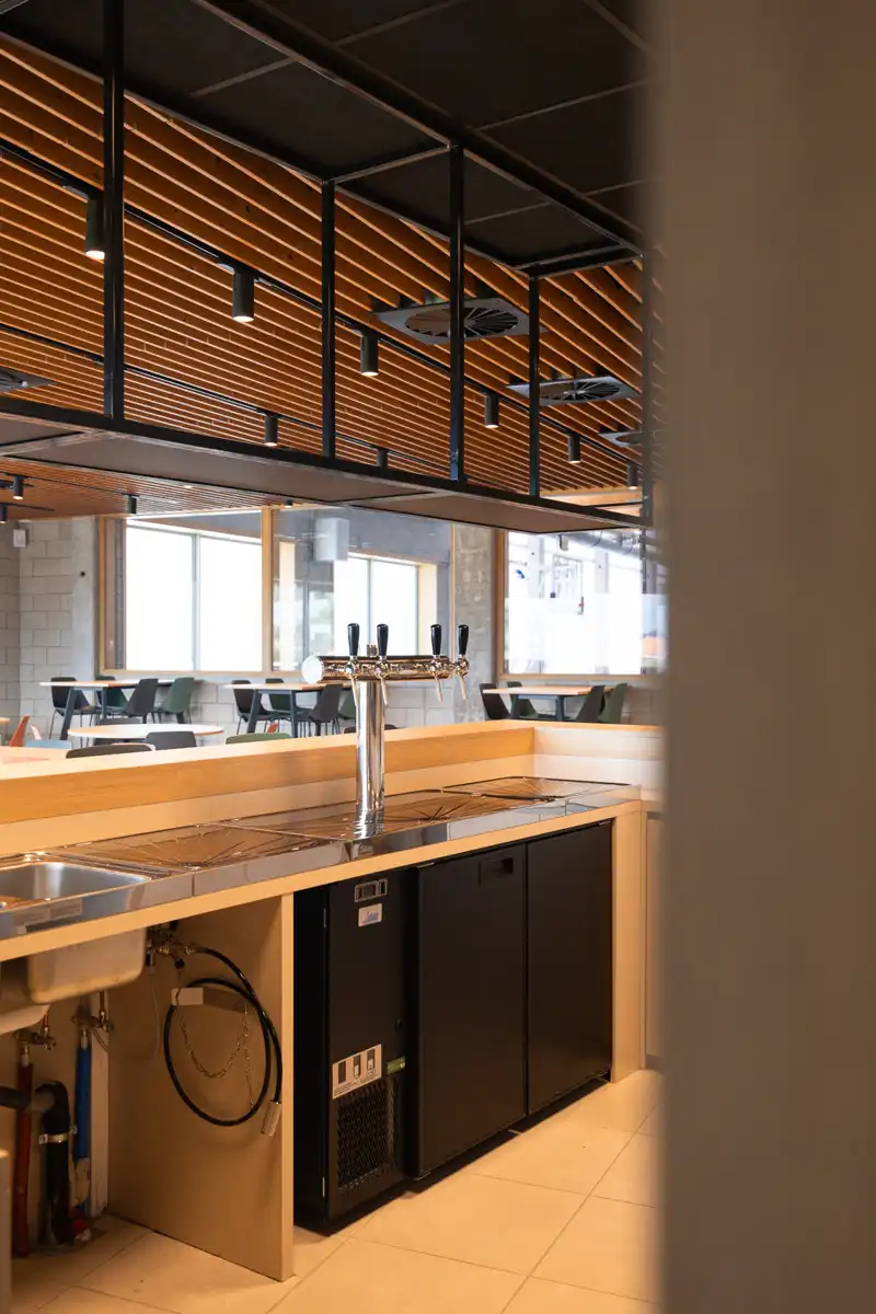 Recente en instapklare cafetaria met professionele keuken foto 14