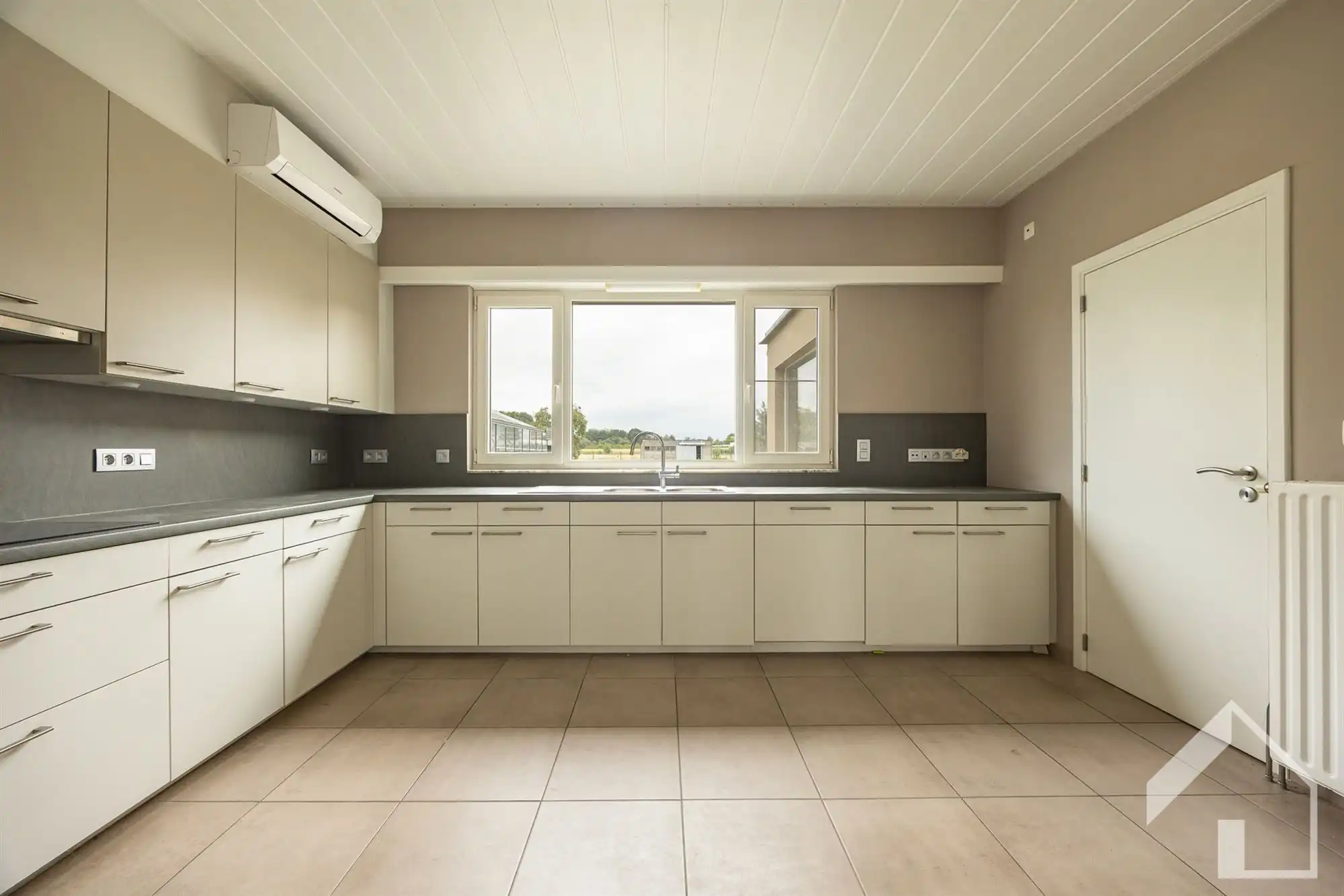 Gerenoveerde laagbouwwoning op 2984m2 foto 6