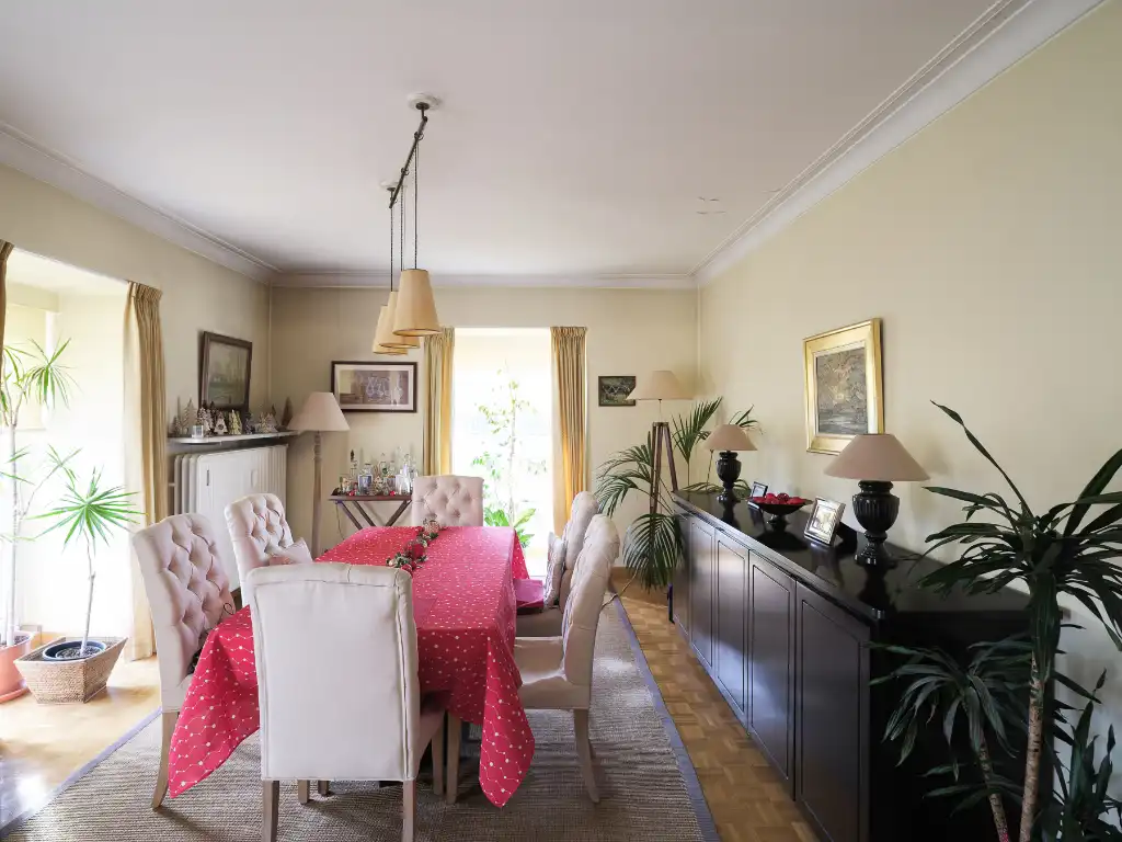 Ruim en stijlvol duplexappartement (bew. opp. ±154 m²) met 3 slaapkamers, gelegen in de standingvolle residentie ‘Versailles’, op slechts 10 minuten van het centrum van Gent. foto 7