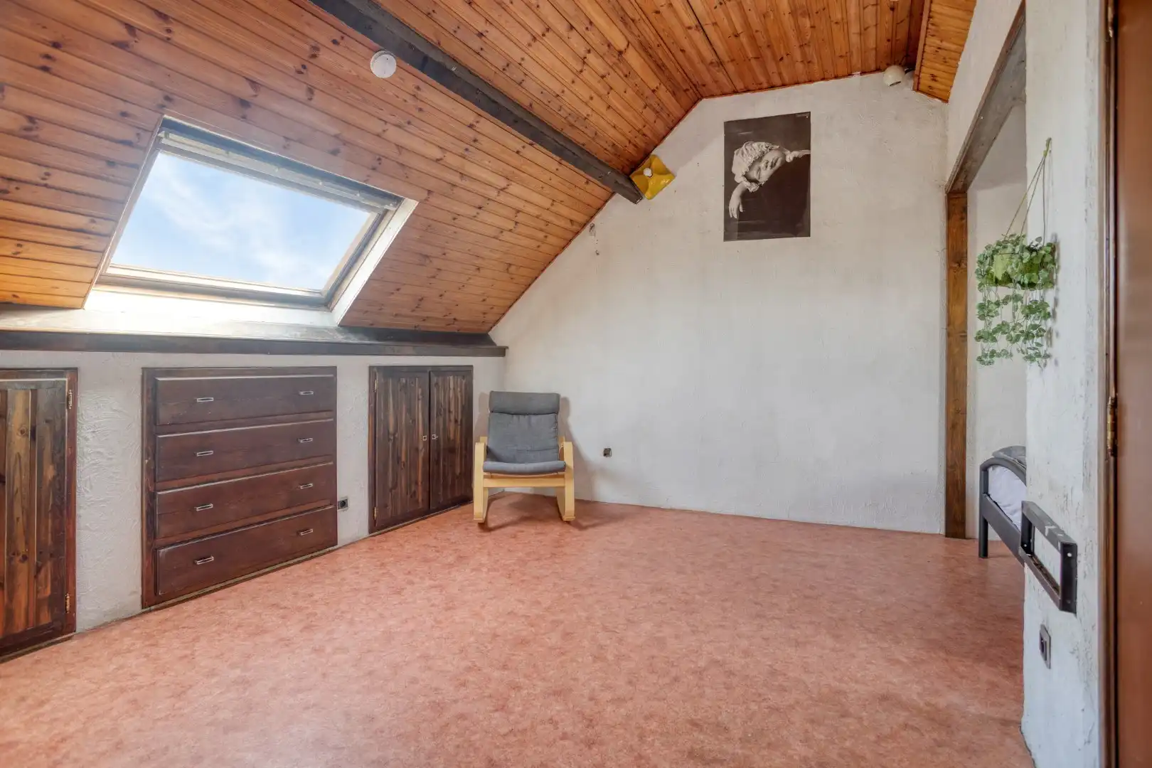 Ruim appartement met bovenliggende studio en garage foto 16