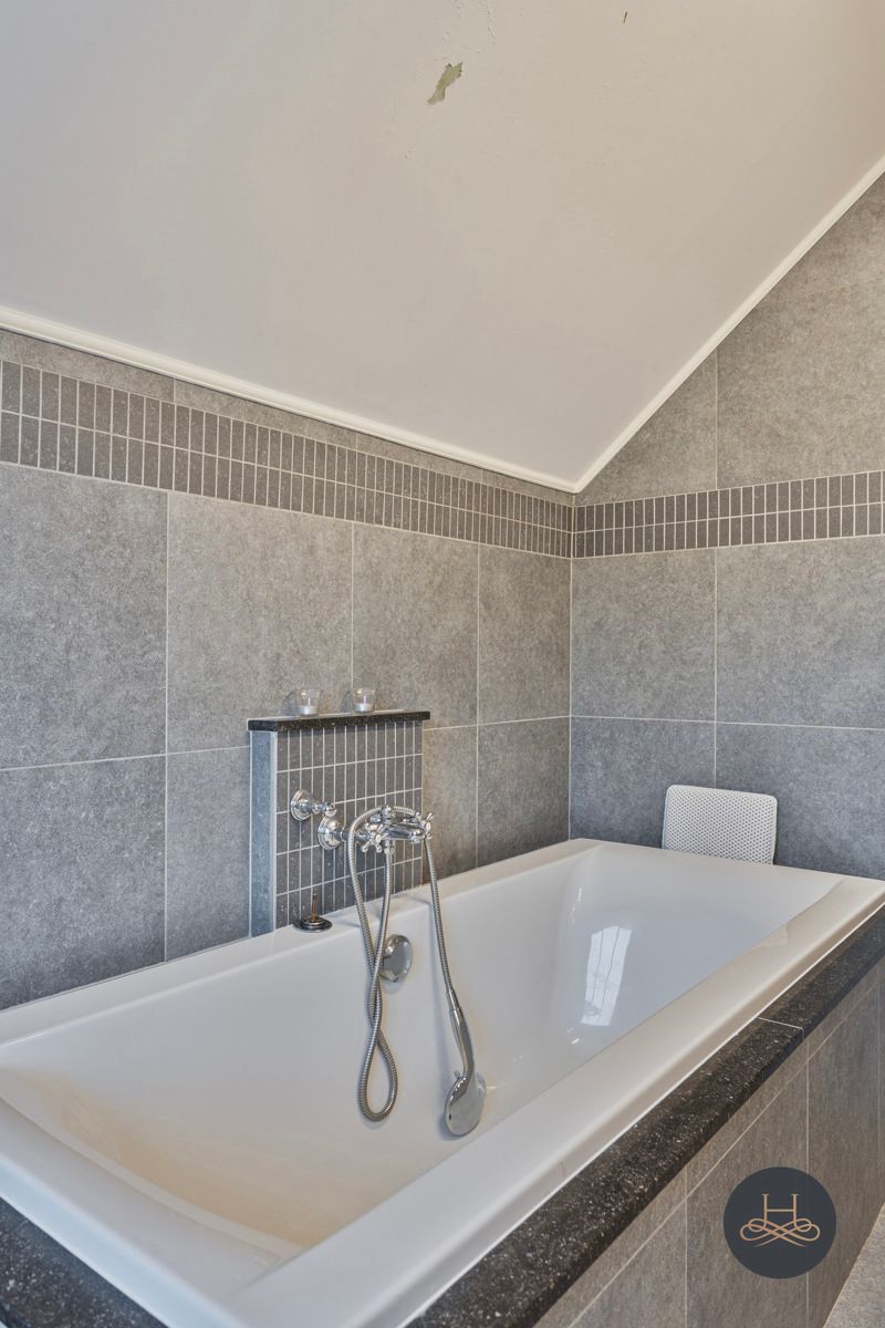 Gerenoveerde woning met grote garage/opslagplaats van +- 90 m2 foto 30