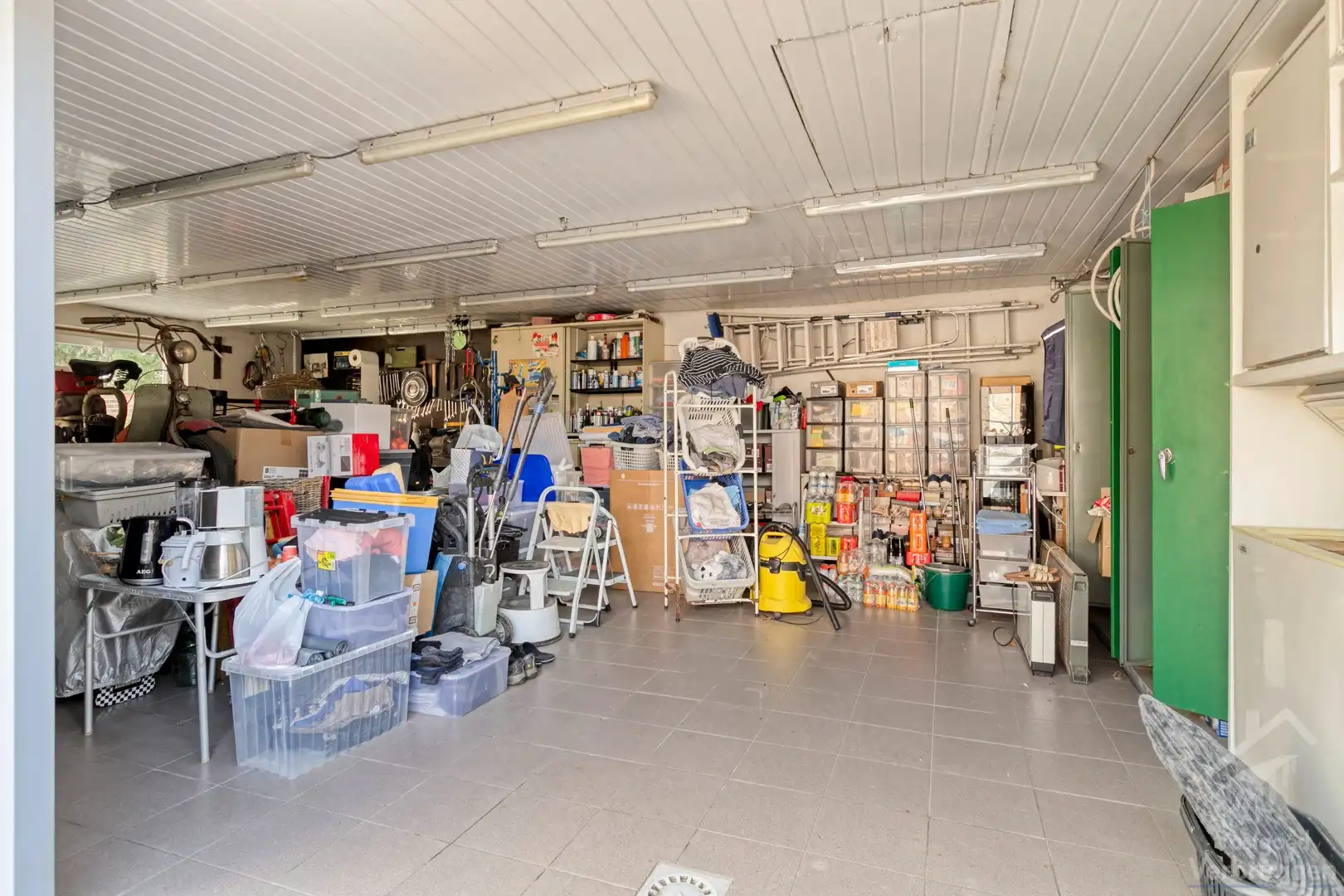 Sfeervolle instapklare woning met 2 slaapkamers, bureau,  garage en atelier foto 24