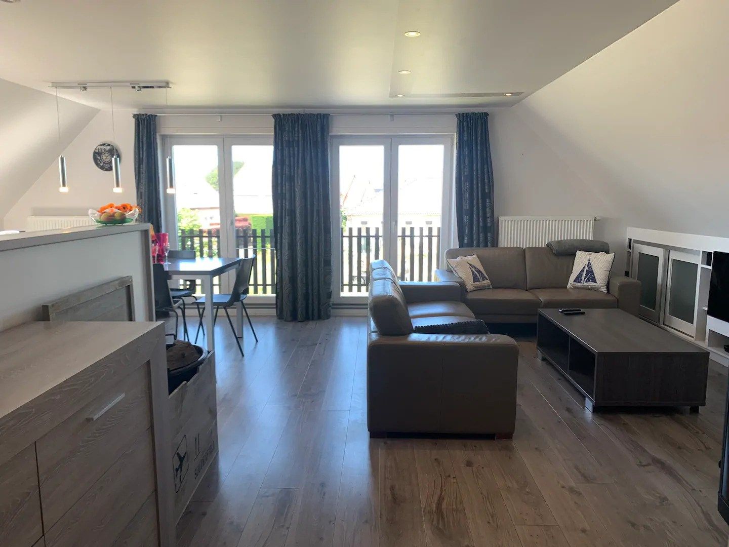 Te koop: Luxueus gerenoveerd duplex appartement met private tuin nabij zee foto 3