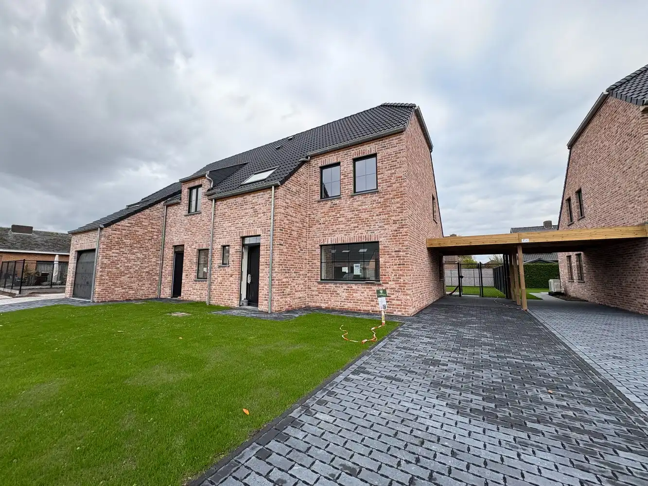 Nieuwbouwwoning met drie slaapkamers + carport foto {{pictureIndex}}