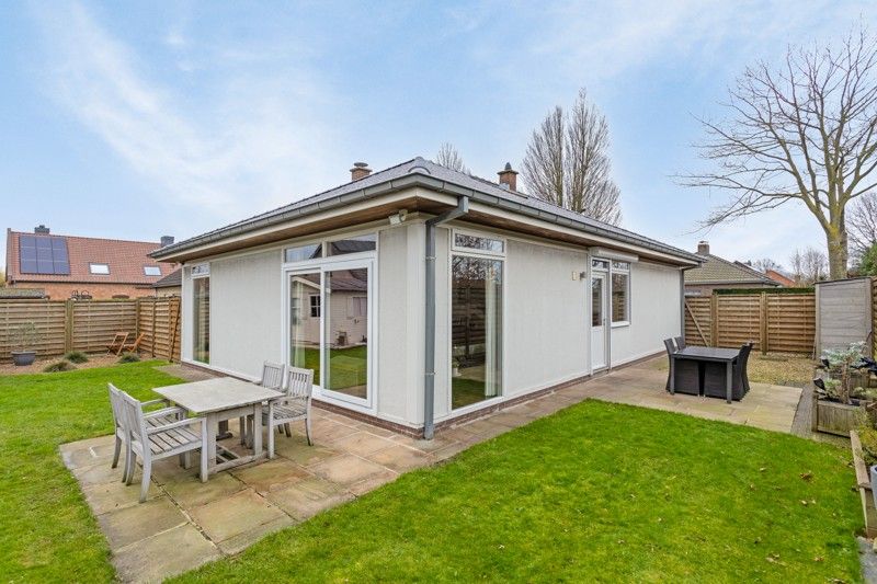 Gelijkvloerse woning met 2 slaapkamers, inpandige garage en mooi aangelegde tuin TE KOOP in Izegem! foto 21