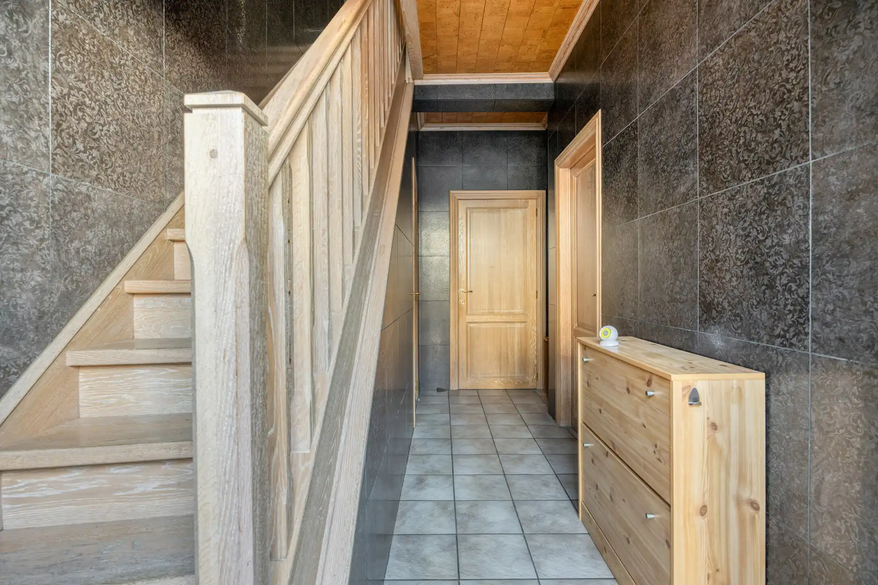 Leemans Immobiliën presenteert u  deze gerenoveerde, instapklare woning in het bruisende hart van Denderleeuw. foto 3