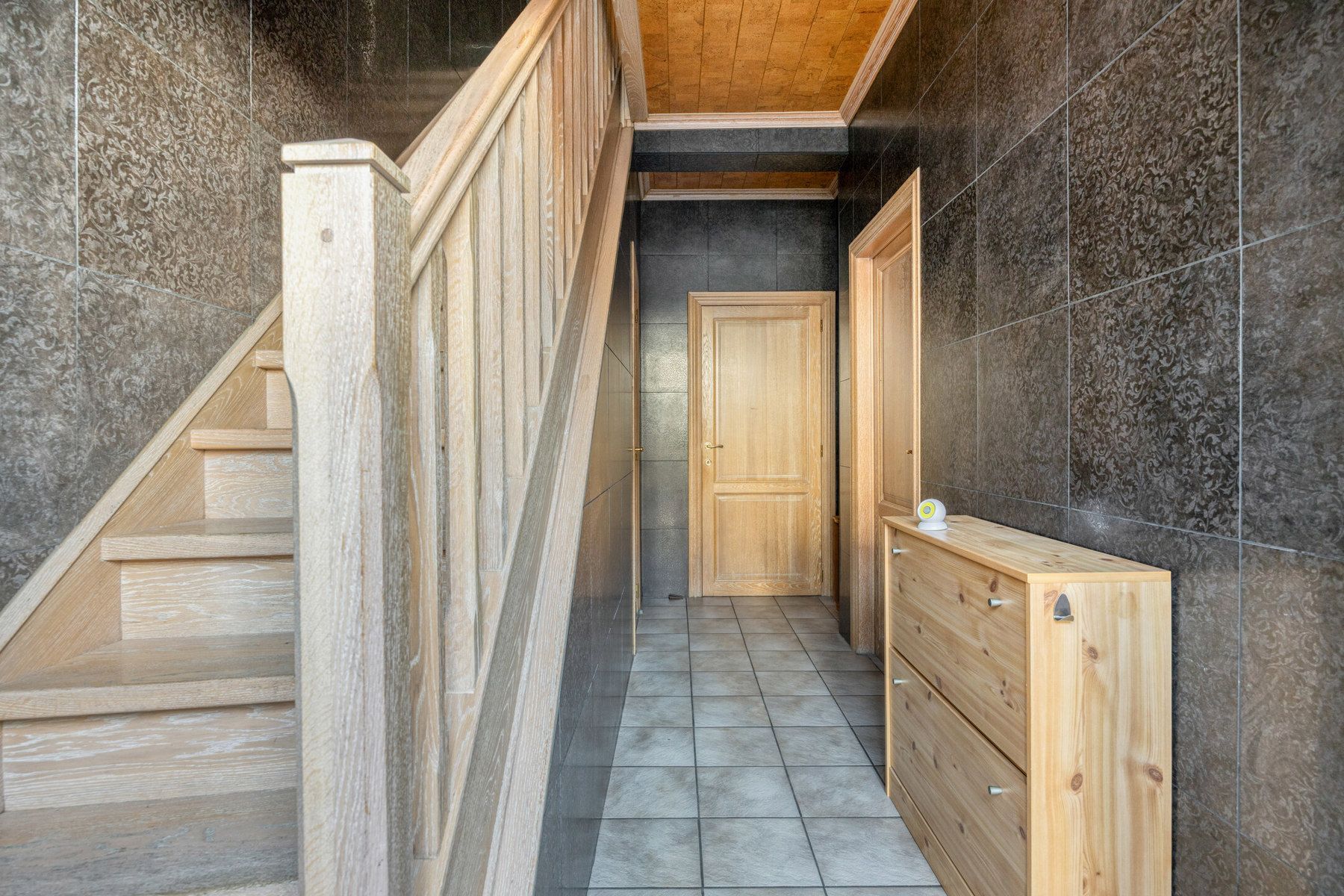 Leemans Immobiliën presenteert u  deze gerenoveerde, instapklare woning in het bruisende hart van Denderleeuw. foto 3