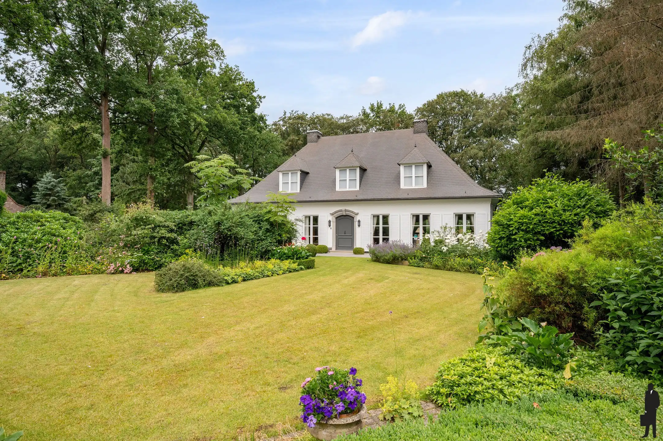 Statige villa op prachtig aangelegd perceel  met 4 slaapkamers en inpandige garage foto 2