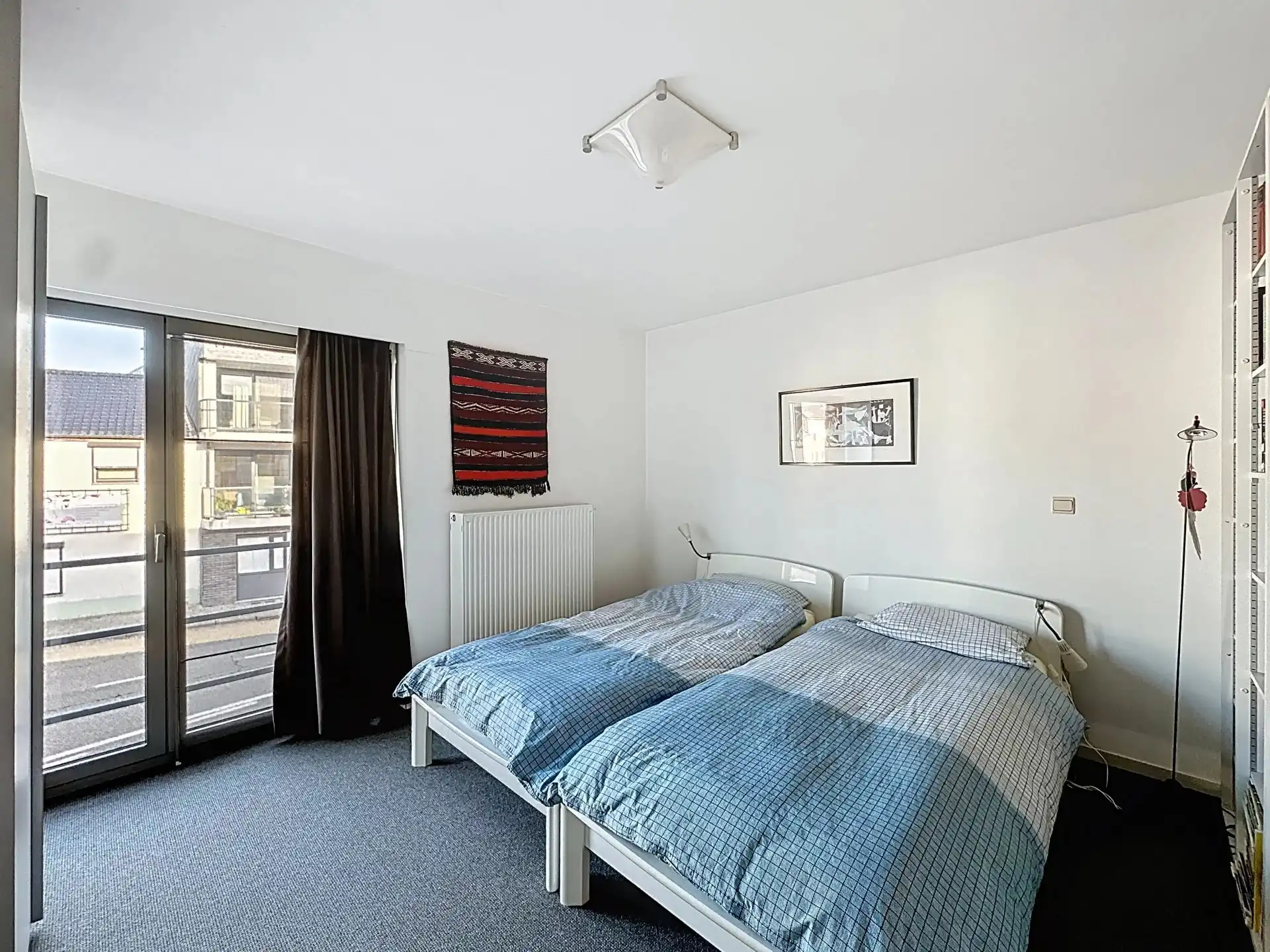 Zeer ruim en luxueus appartement met 2 slaapkamers, terras, tuin en overdekte staanplaats. foto 22