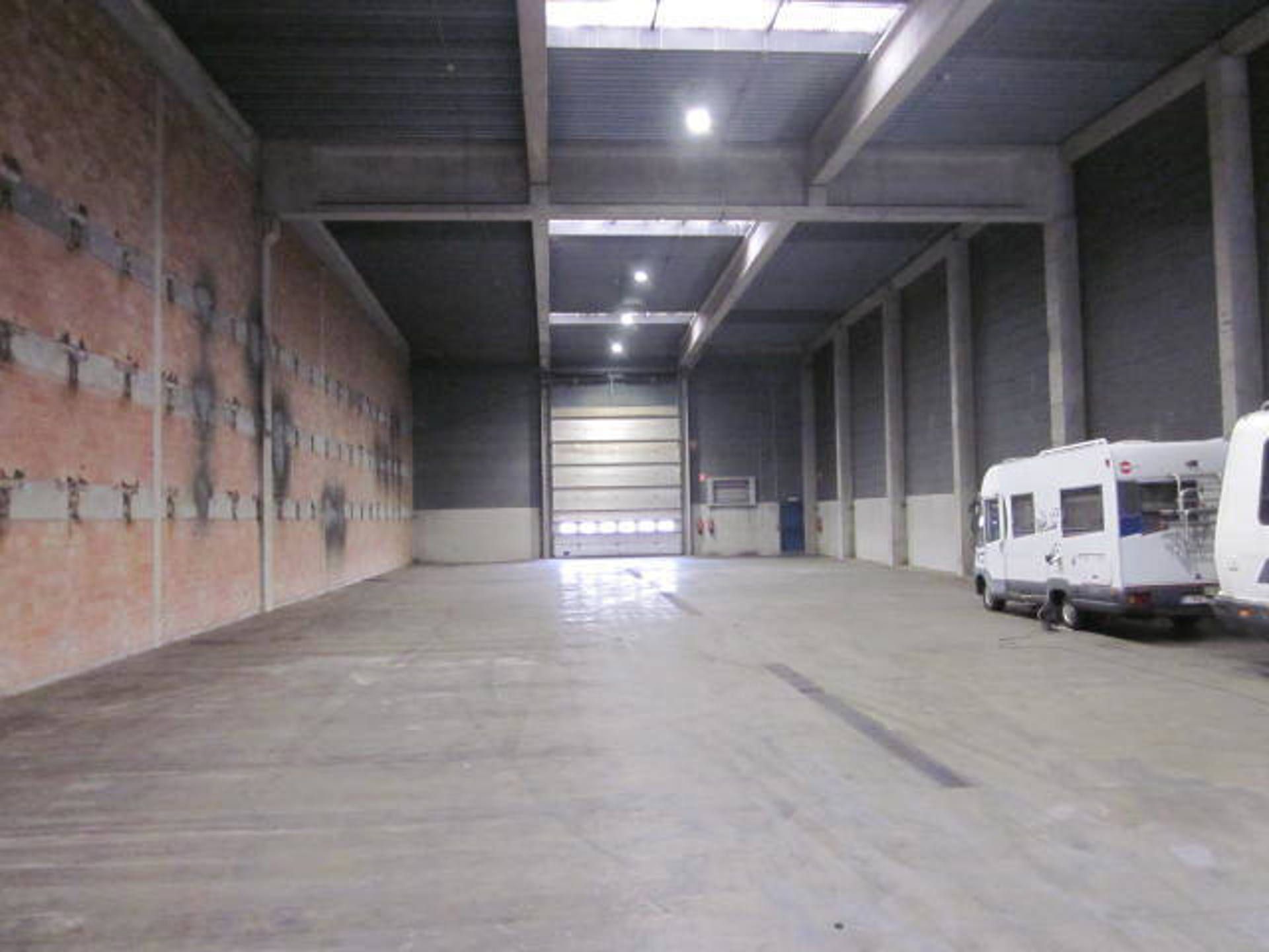 Magazijn met kantoor te huur foto 7