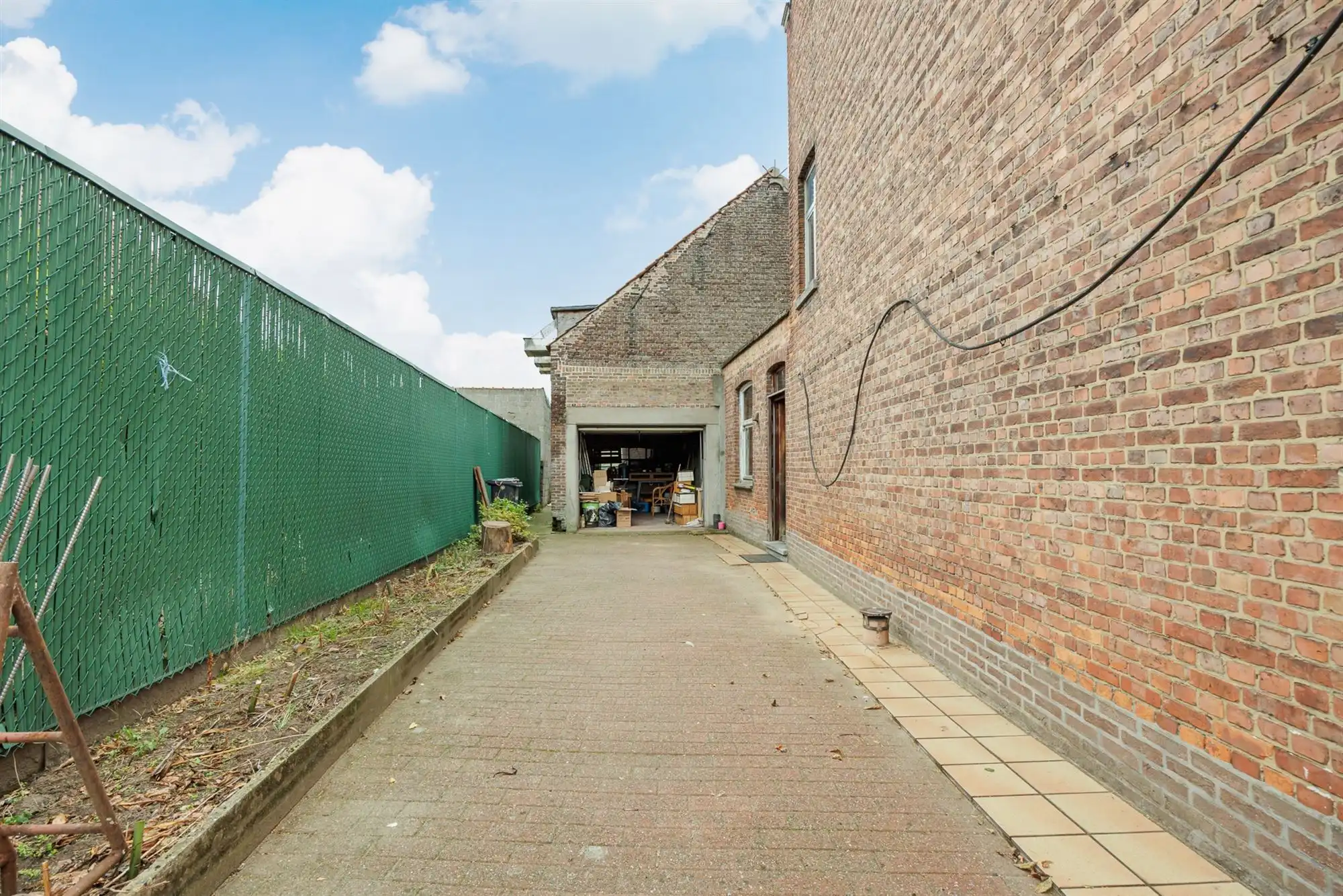 Te renoveren woning met garage, oprit en tuin foto 14