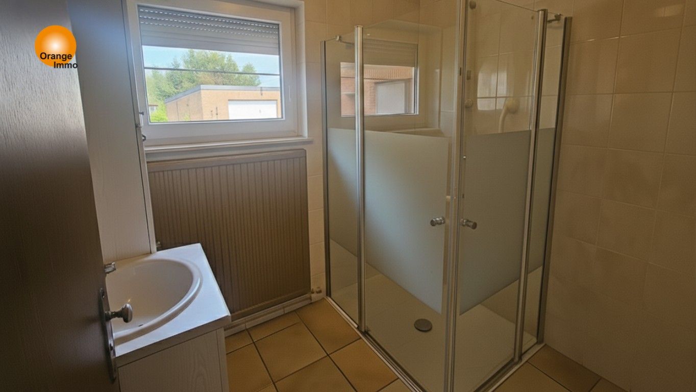 Bungalow met 3 slaapkamers, rustig gelegen met een grote tuin. foto 6