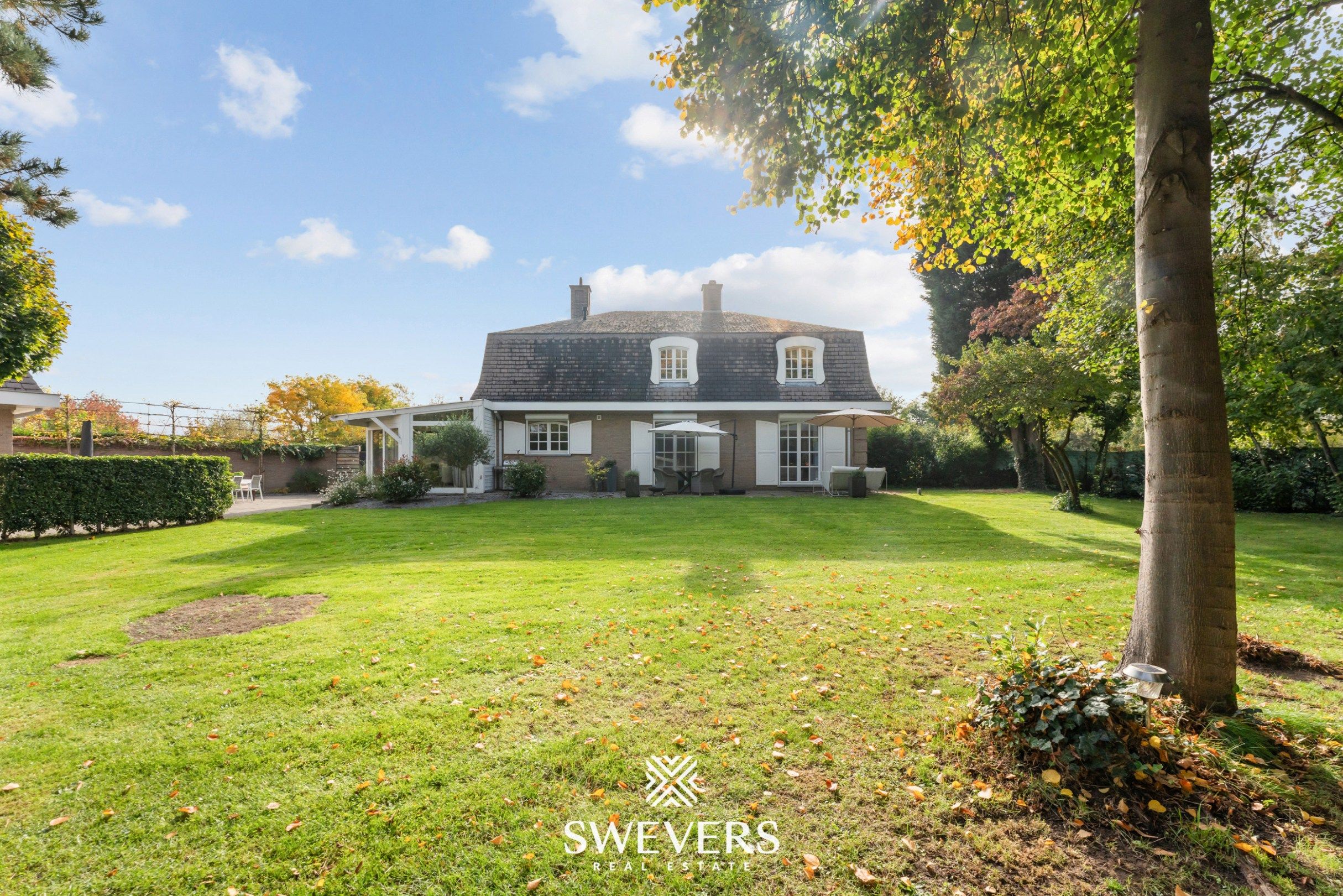 Klassieke villa op royaal perceel foto {{pictureIndex}}