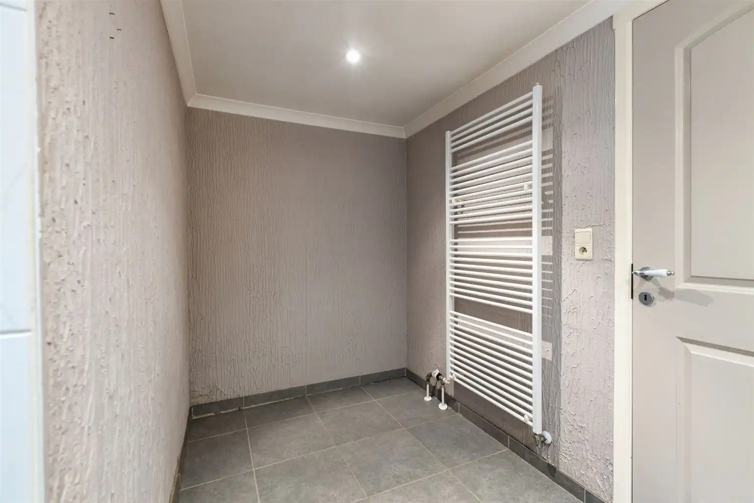 Charmante halfopen bebouwing met 3 slaapkamers, omheinde tuin en zonnepanelen, gunstig gelegen nabij het centrum van Maaseik. foto 16