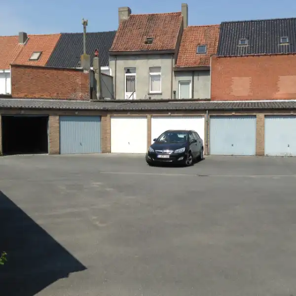 Roeselare : nabij centrum rechtover kerkhof garage te huur foto 4