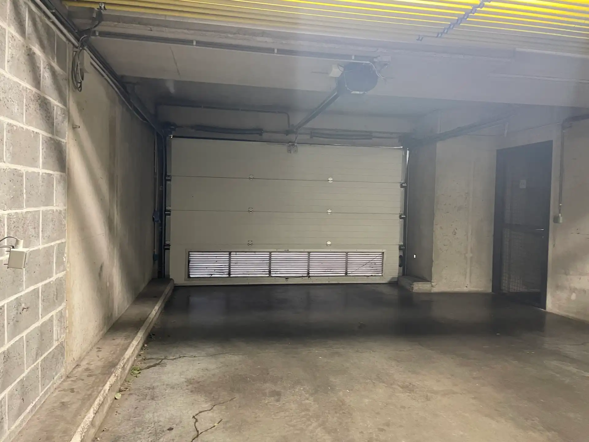 Parkeerplaats binnen foto 4