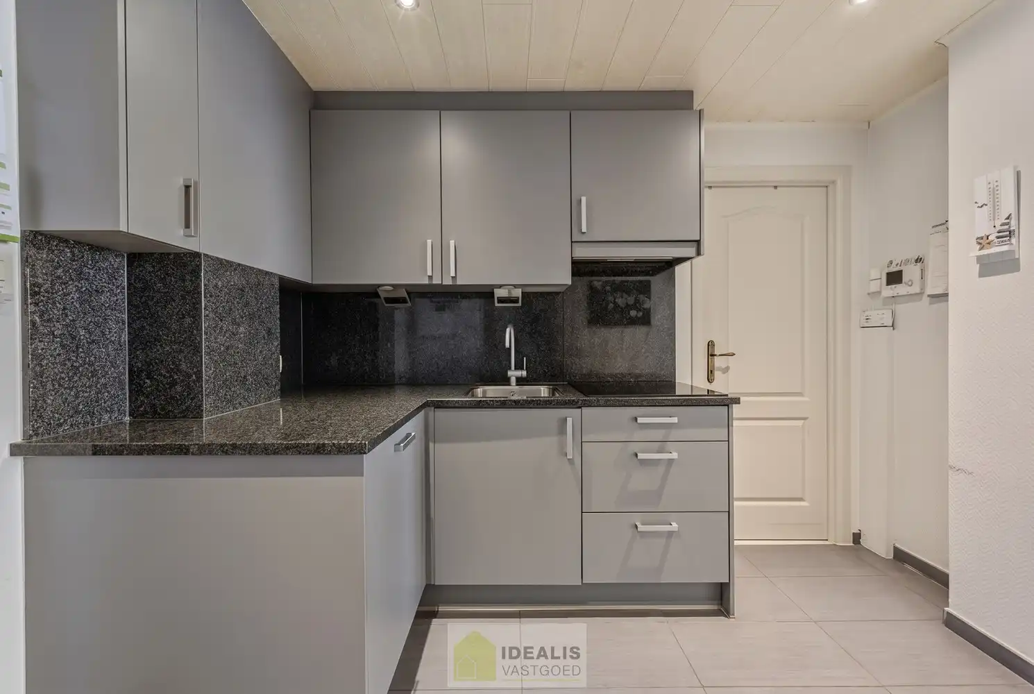 IDEALIS VASTGOED - GELIJKVLOERS APPARTEMENT IN HET CENTRUM VAN KAULILLE, BOCHOLT! Dit appartement van het bouwjaar 1972 biedt u een ruime keuken met aangrenzend bijkeuken met extra opbergruimte, een heerlijke woonkamer met grote glaspartijen, fijne slaapkamer, terras en privatieve garagebox. Dé unieke kans voor kandidaten op zoek naar een appartement op een aangename locatie vlakbij het centrum van Bocholt!! foto 14