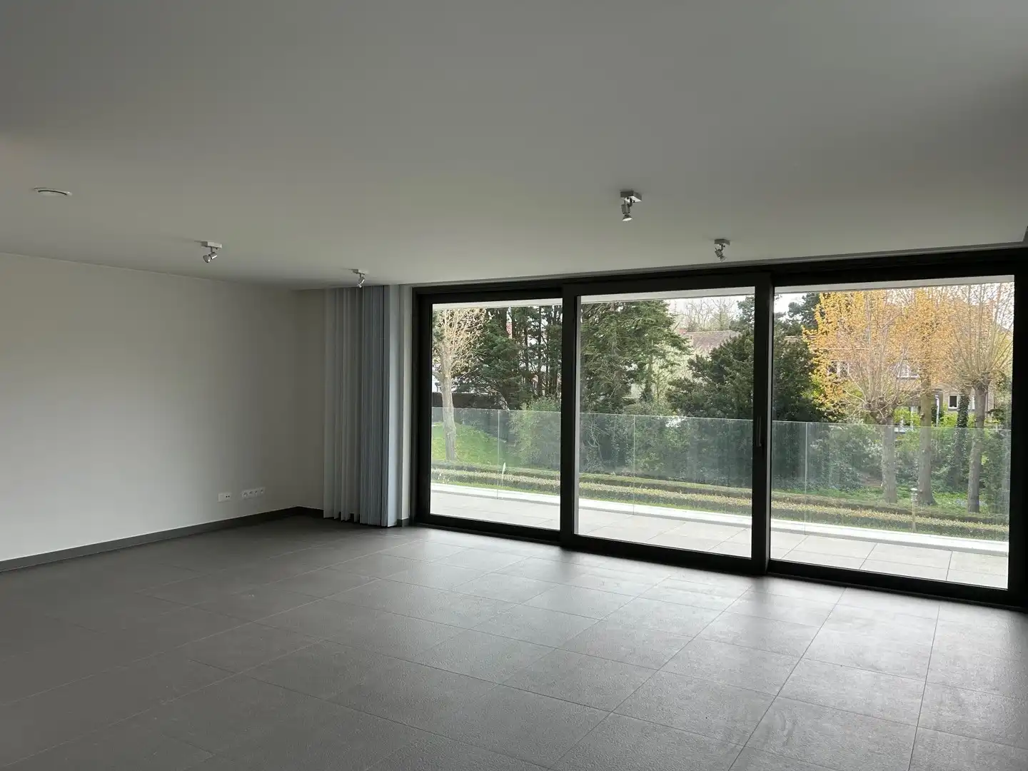 Ruim woonappartement met 2 slaapkamers in kleine residentie, centraal gelegen. foto 2