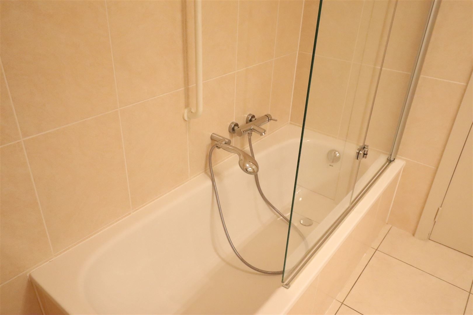 Twee slaapkamer app met terras!  foto 12