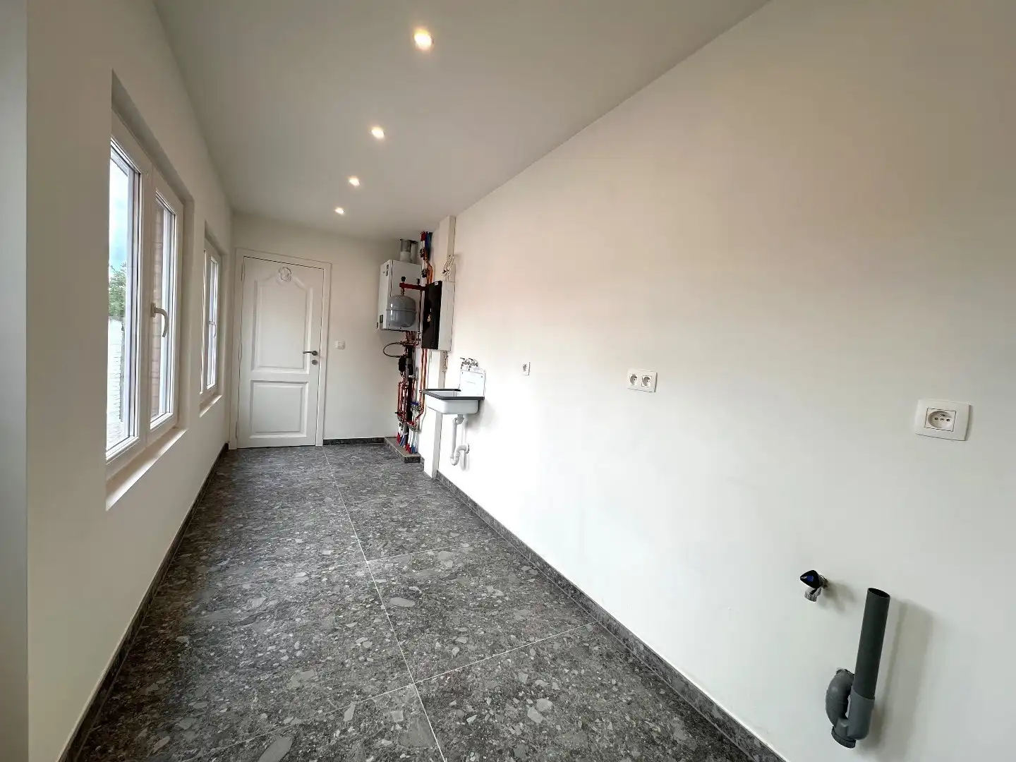 Volledig gerenoveerde woning met garage, tuin en 8 zonnepanelen in hartje Tongeren! foto 8