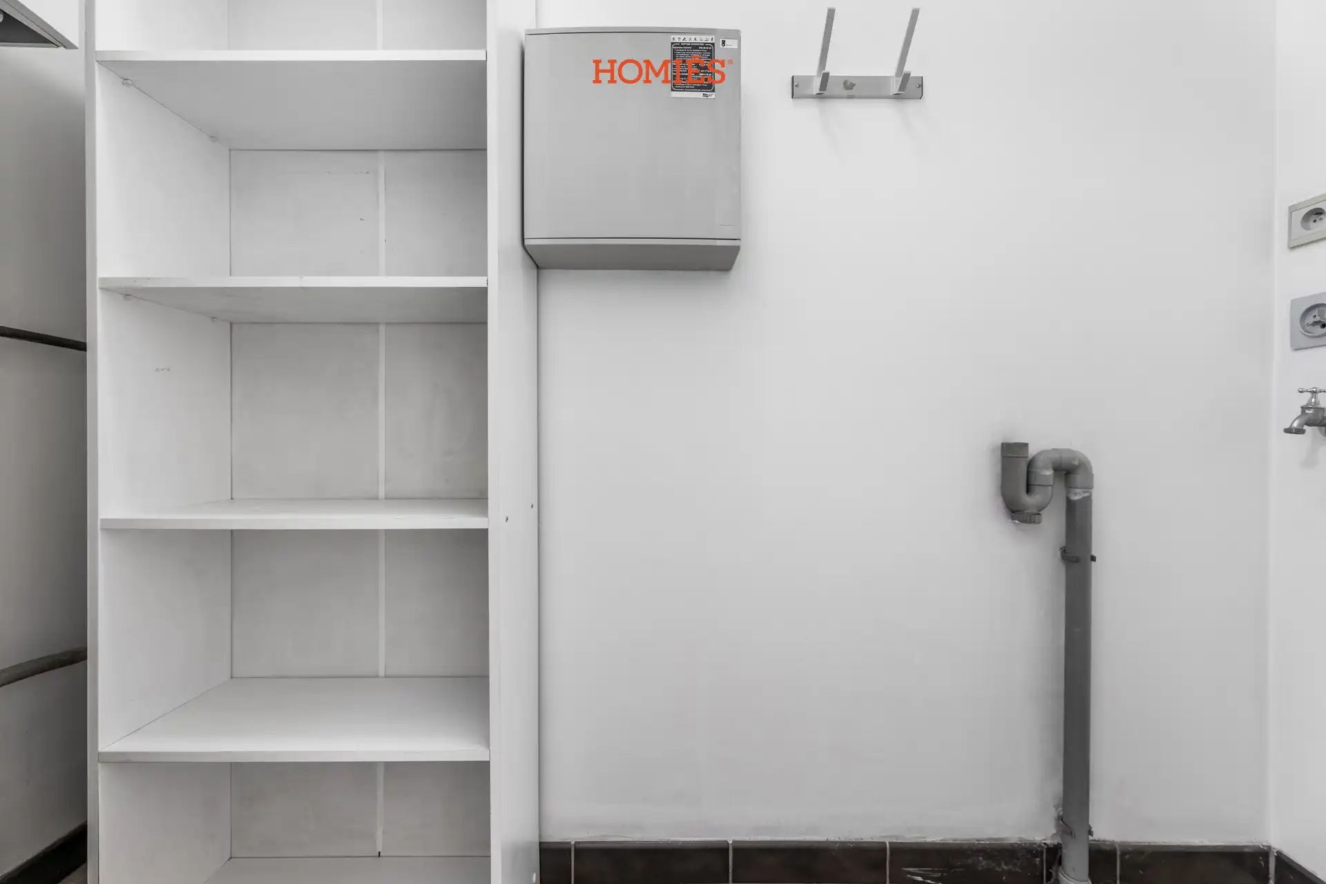 Instapklaar en vernieuwd 2-slaapkamerappartement met garage foto 14