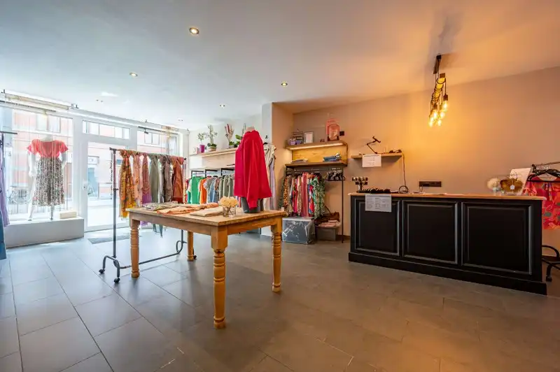 Gerenoveerde ruime gezinswoning met handelsruimte, garage, tuin en 3 slaapkamers op een perceel van 391 m² in het centrum van Wakken. foto 5