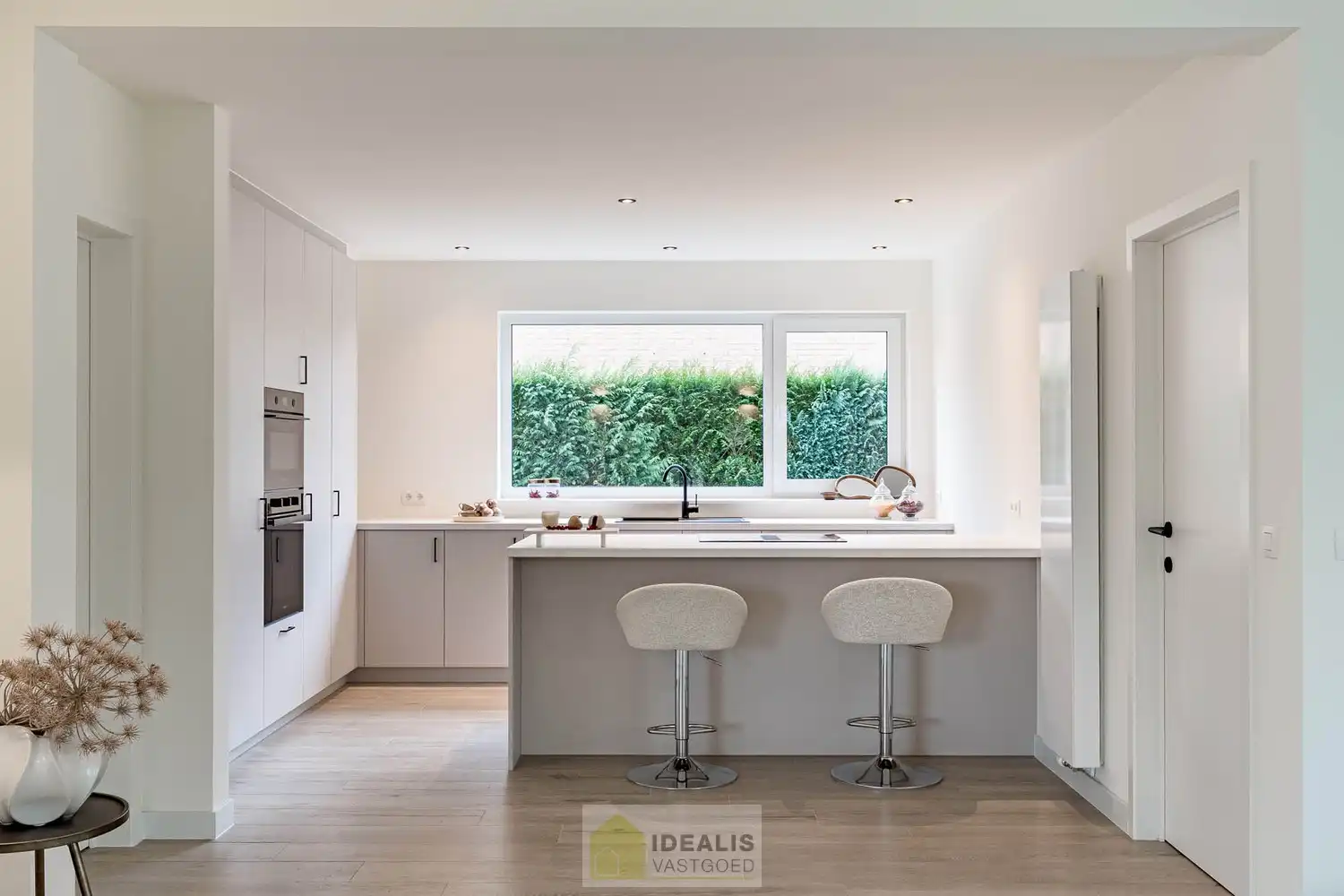 Schitterend volledig vernieuwde woning met een heerlijke open leefruimte, luxe keuken, 3 ruime slaapkamers, een ruime luxueuze badkamer én een apart bureel foto 18