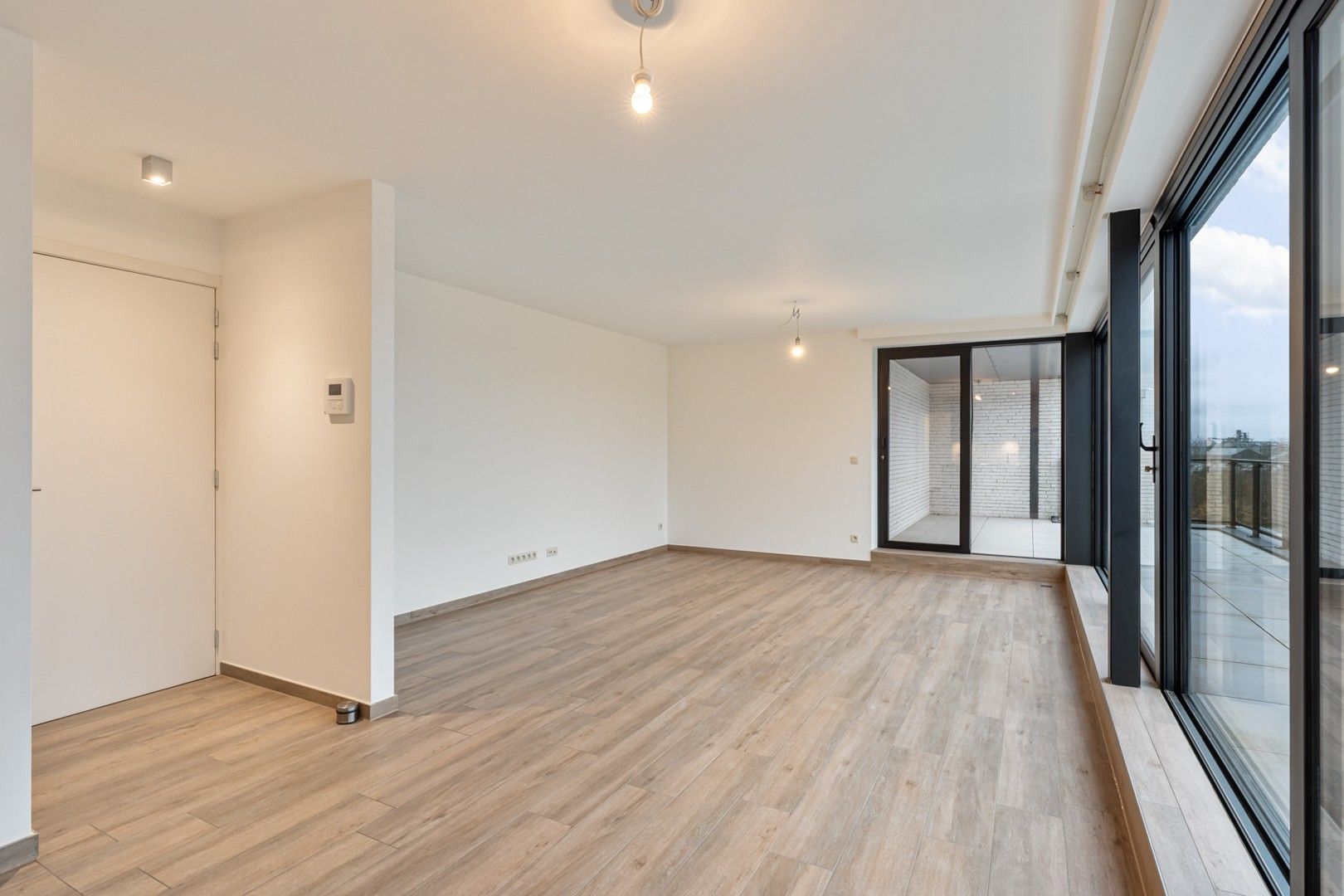 Modern appartement met ruim terras, groen uitzicht en garage. foto 4