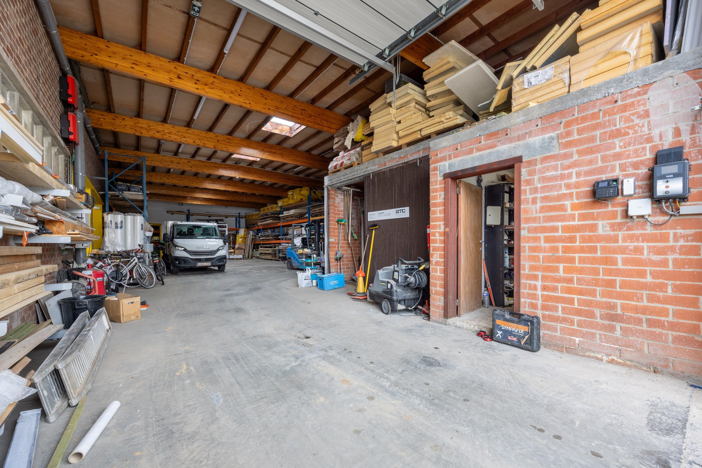 KMO GEBOUW OP 2890 M² foto 6