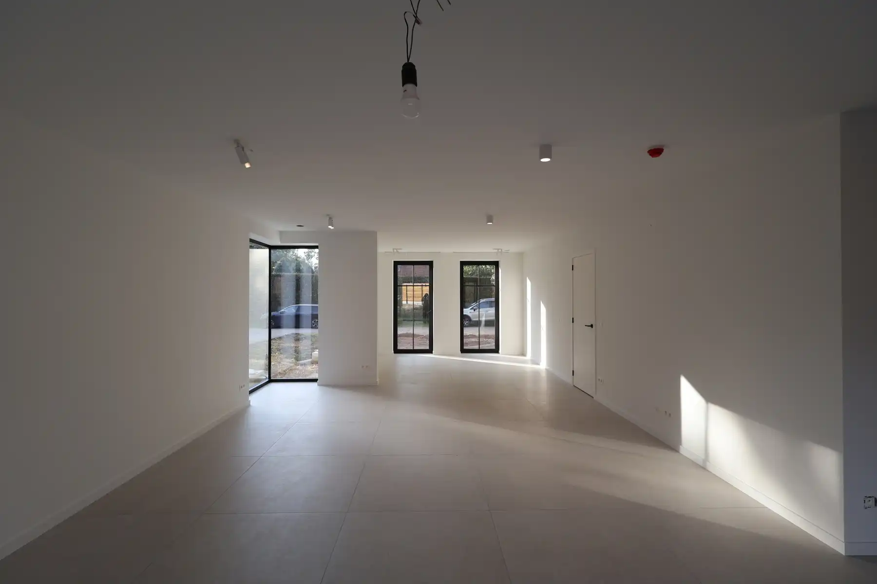 Een nieuwbouwwoning met 4 slaapkamers, tuin en garage. foto 3
