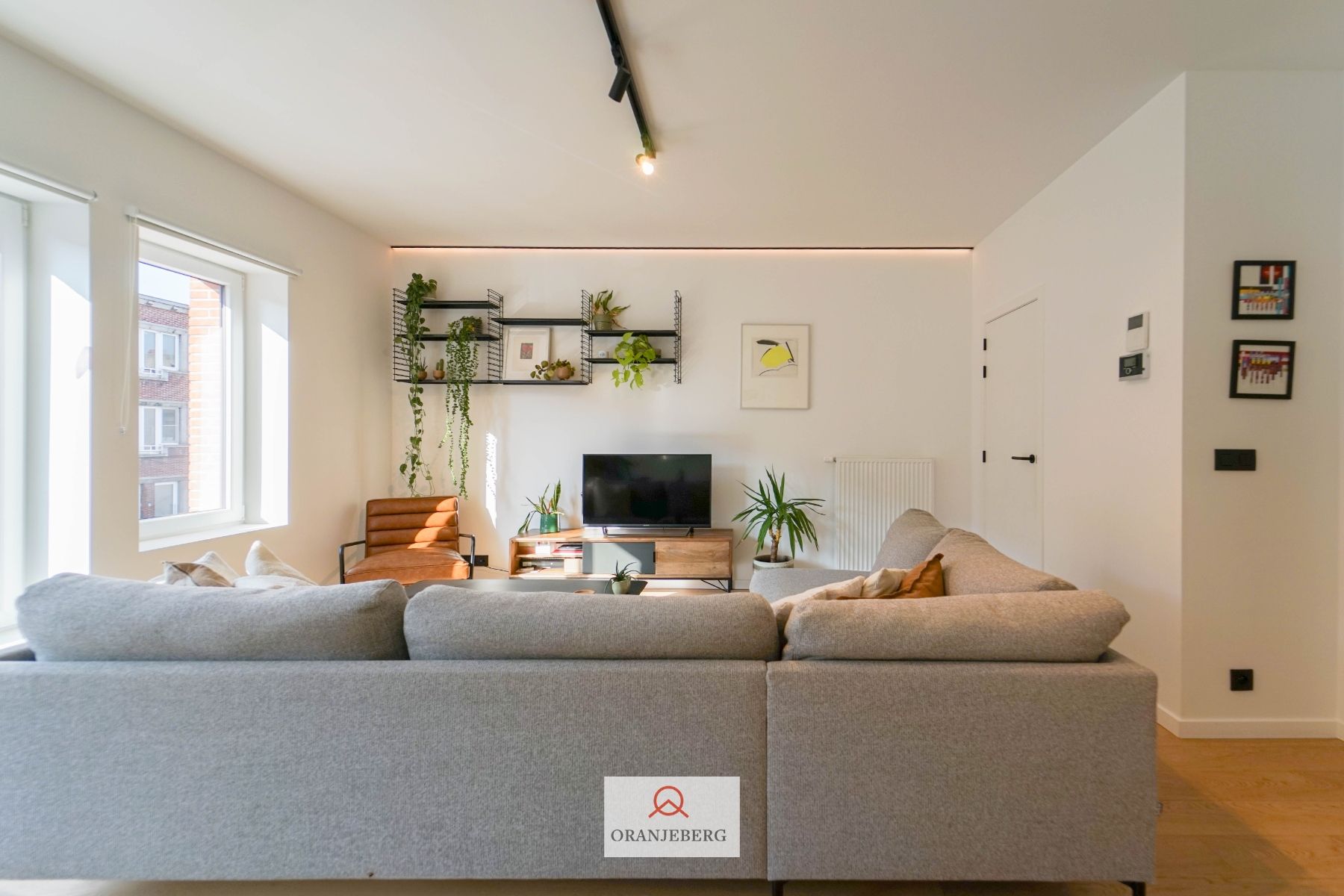 Lichtrijk en gerenoveerd 2 slpk appartement met terras foto 2