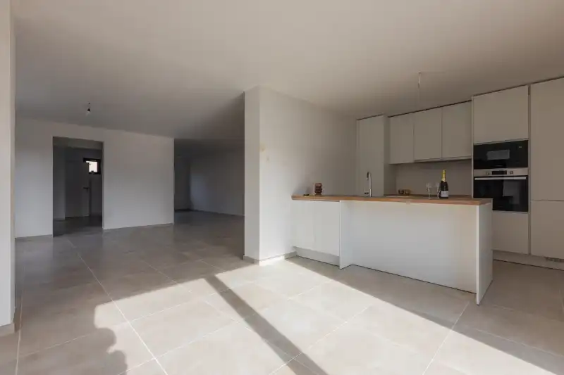 Instapklare, halfopen woning met 5 slaapkamers, bureau, tuin, volledig ingerichte keuken...(energielabel B) foto 14