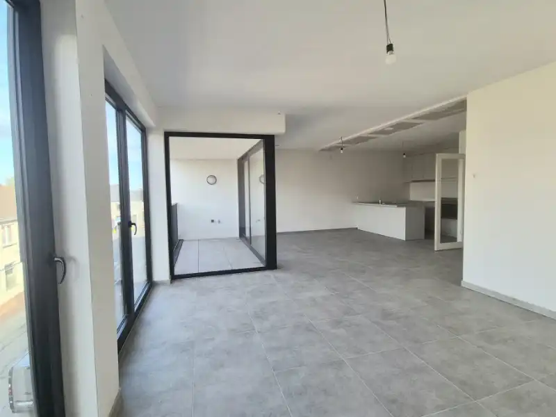 KORTEMARK. Ontdek de laatste appartementen van MILA en NORA. Dit tweeslaapkamerappartement biedt 103 m2, volwaardige ruimtes en zitterras. Profiteer van de 6% btw onder voorwaarden. foto 18