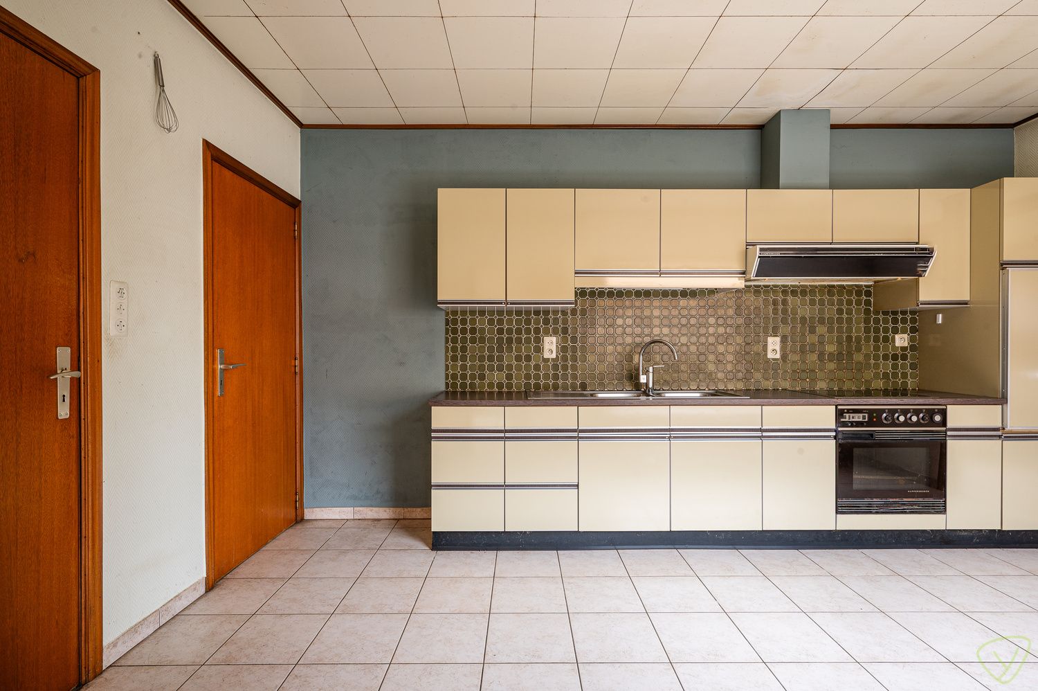 Verrassend ruime te renoveren woning te Oosteeklo! foto 6