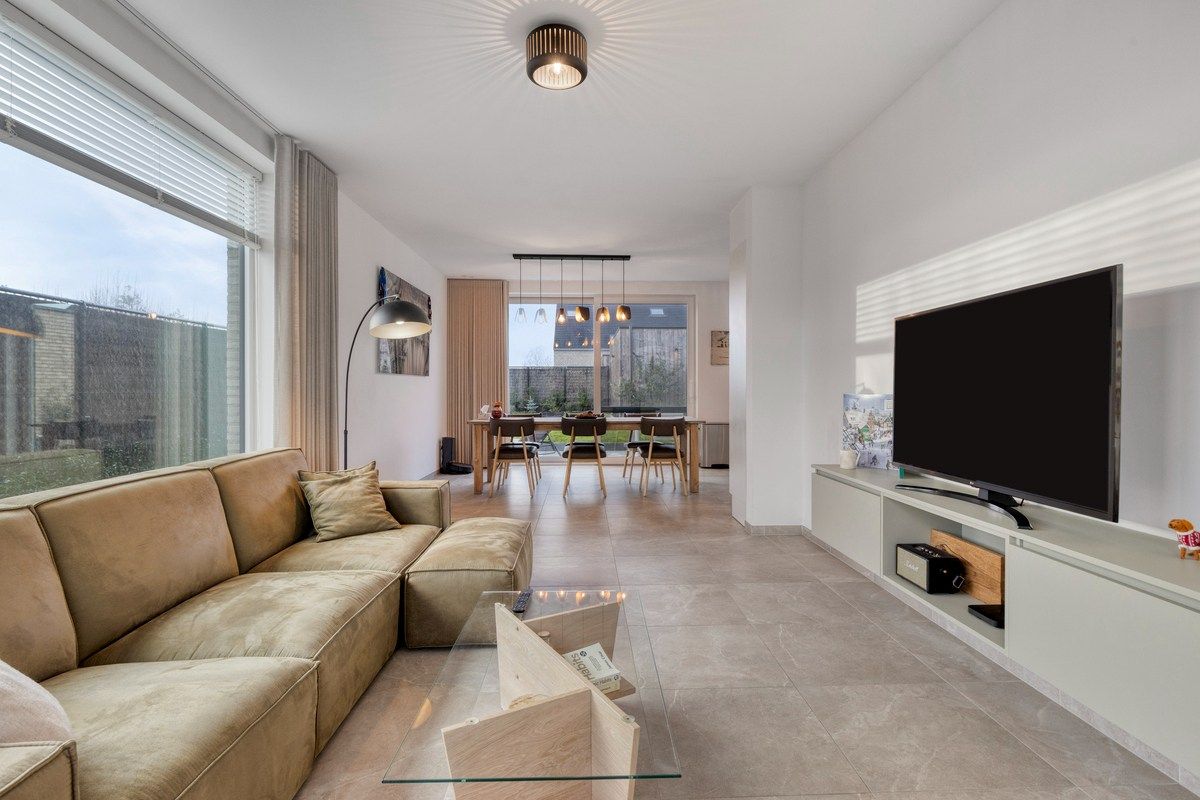 Recent gebouwde woning met 3 slaapkamers, landelijk uitzicht, garage en ruime tuin foto 3