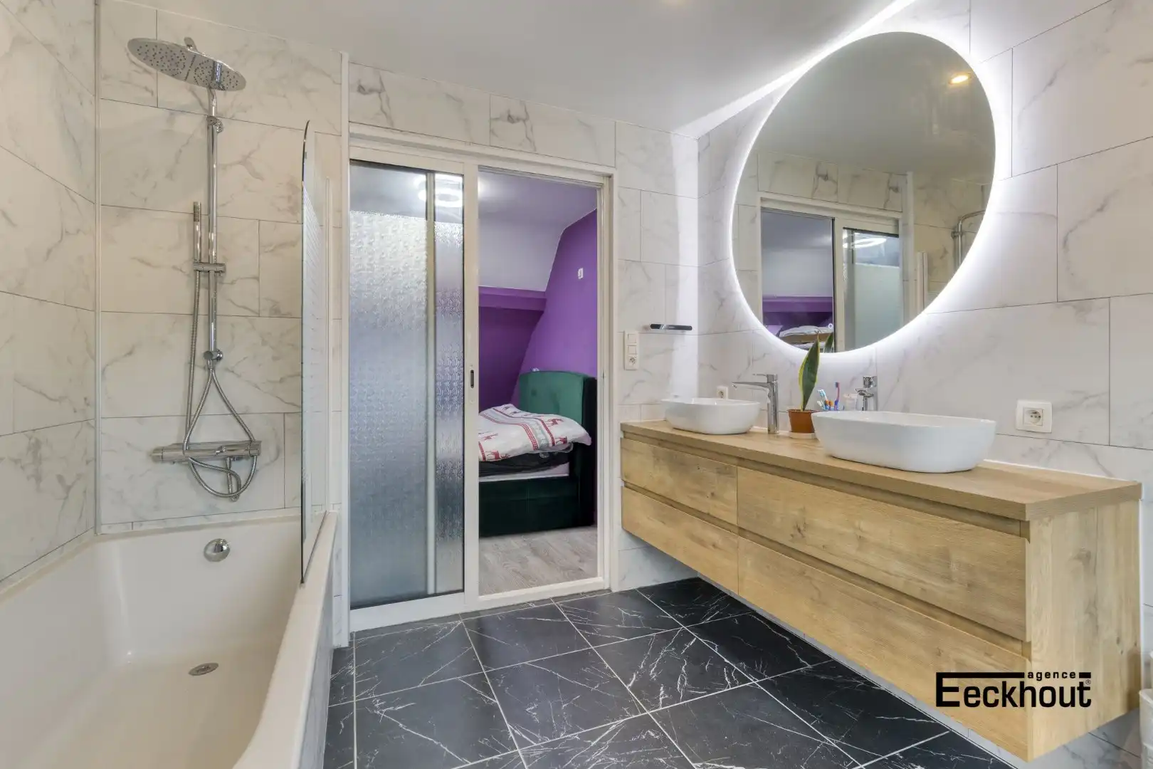 Grotendeels gerenoveerde woning met 3 ruime kamers en 2 badkamers! foto 12