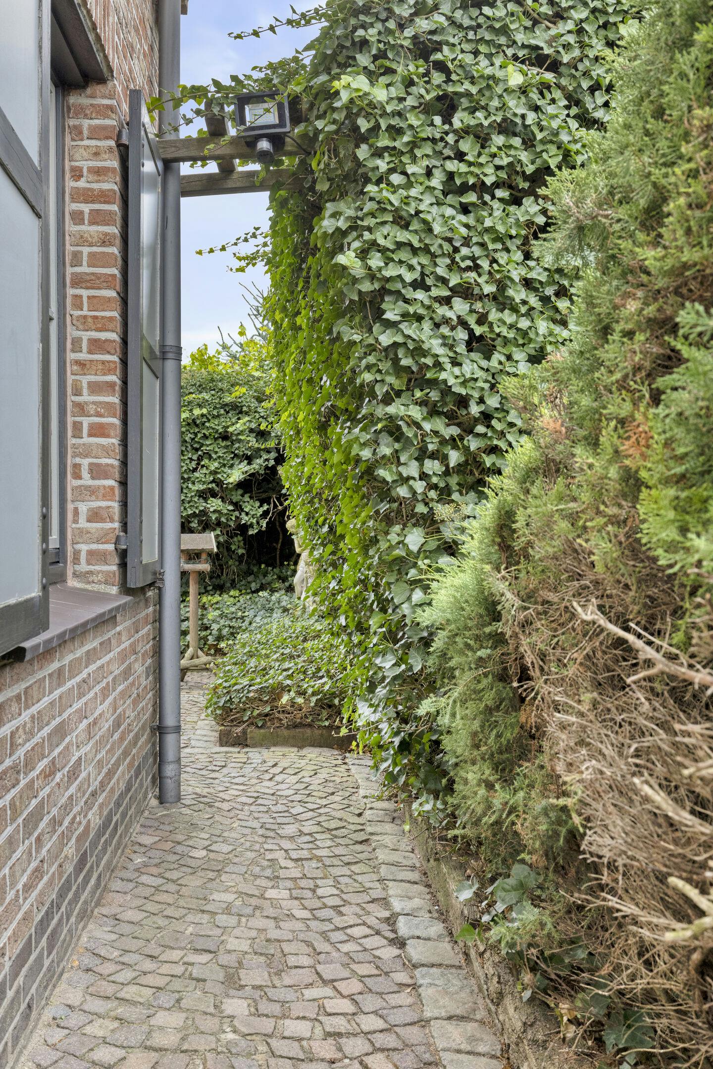 Mooie villa met schitterende tuin in residentiële woonwijk foto 39