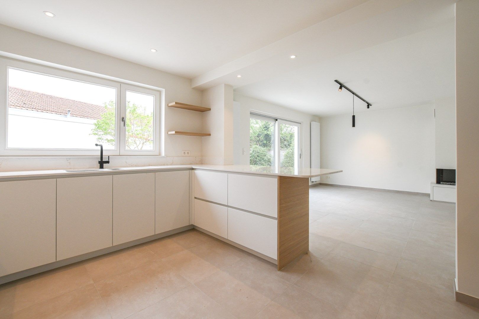 Prachtige gerenoveerde villa in het hart van Lissewege – wonen in stijl en comfort! foto 6