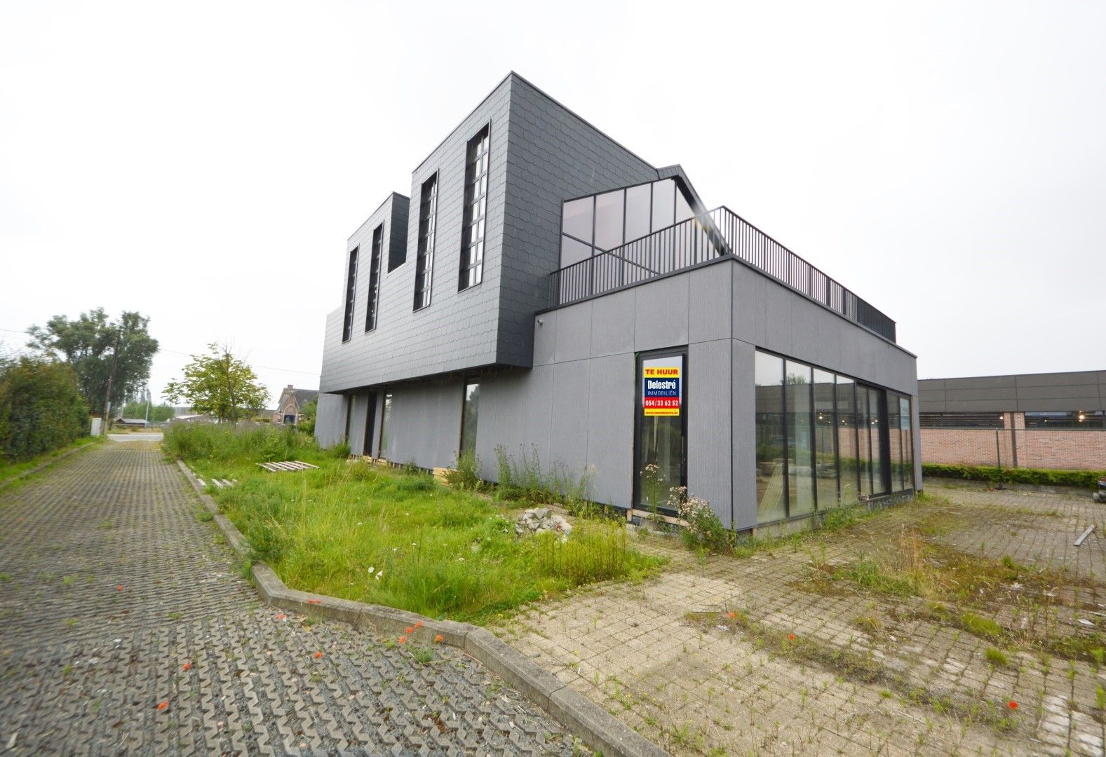 OPMERKELIJK MULTIFUNCTIONEEL BEDRIJFSGEBOUW MET VEEL PARKING foto 6