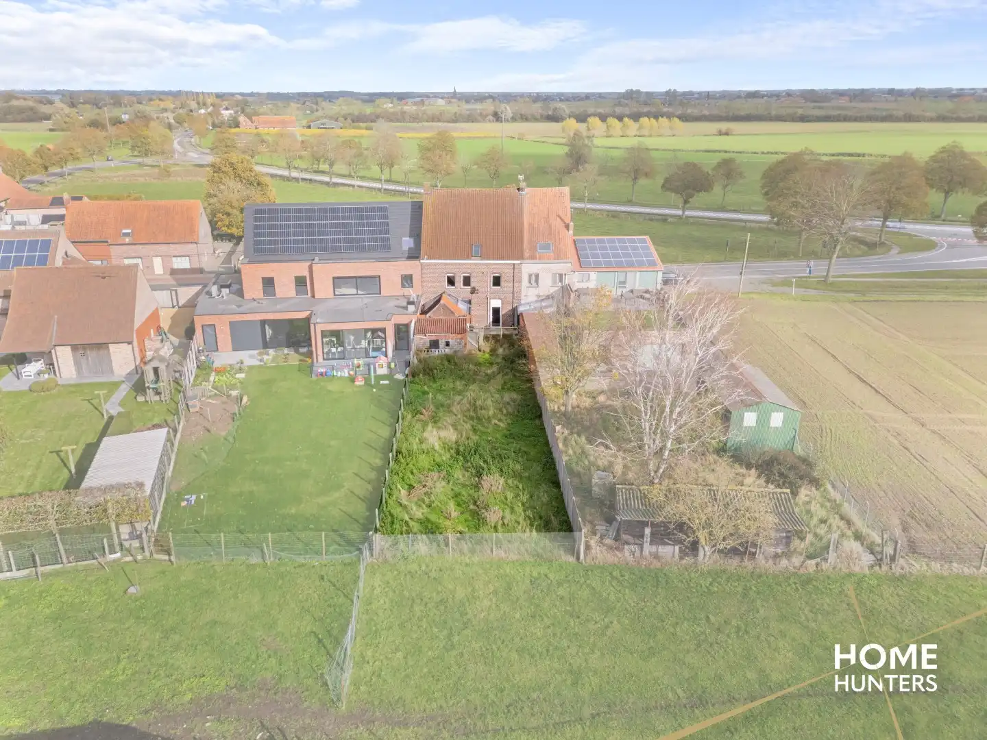 Renovatieproject met 4 slaapkamers, garage en ruime tuin foto 3