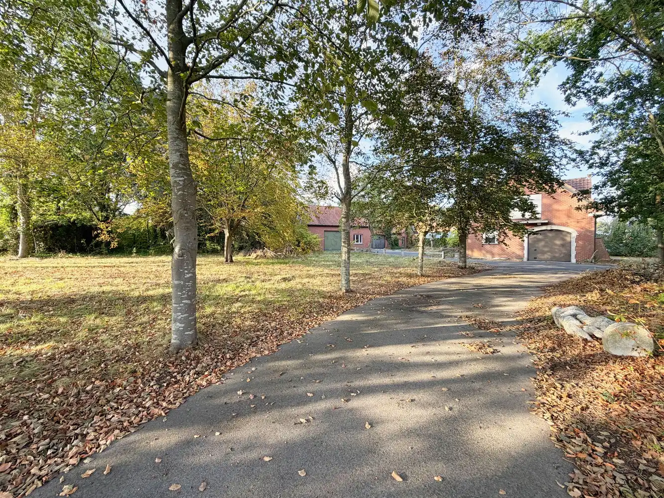 Unieke eigendom met bijgebouw op perceel van 2737 m² foto {{pictureIndex}}