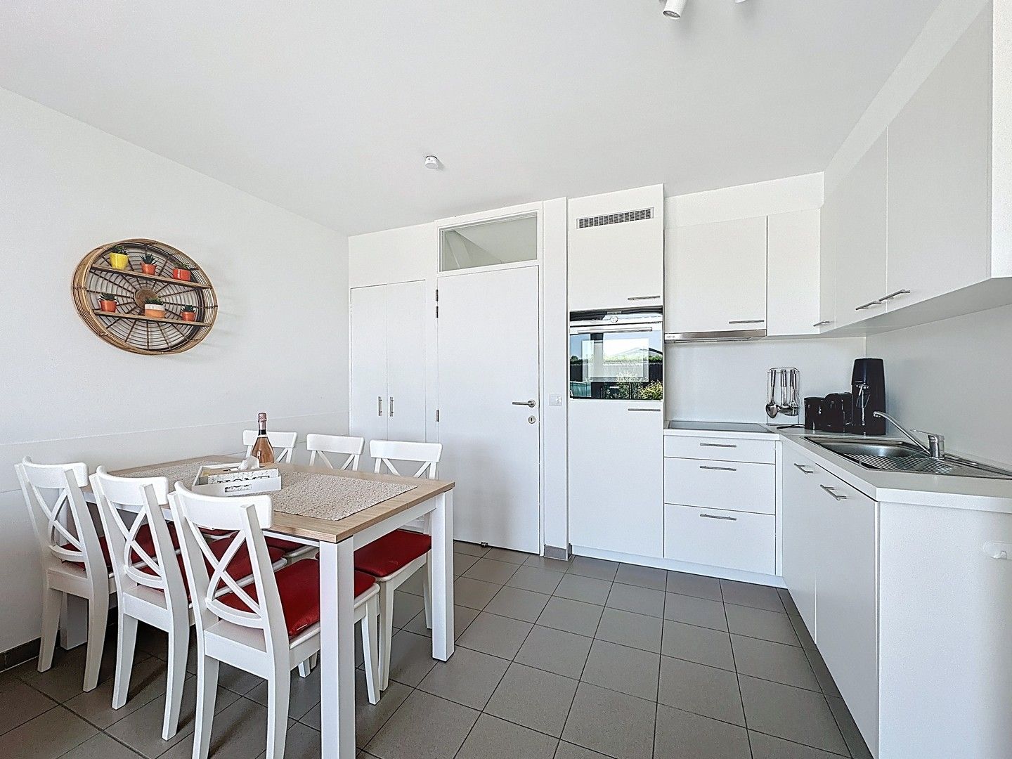 Volledig gerenoveerde vakantiewoning met zonnig terras, tuin en parking. foto 7