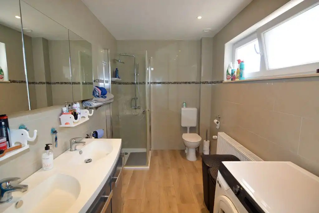Gelijkvloers appartement met 3 slpks, veranda, tuin en garage foto 12